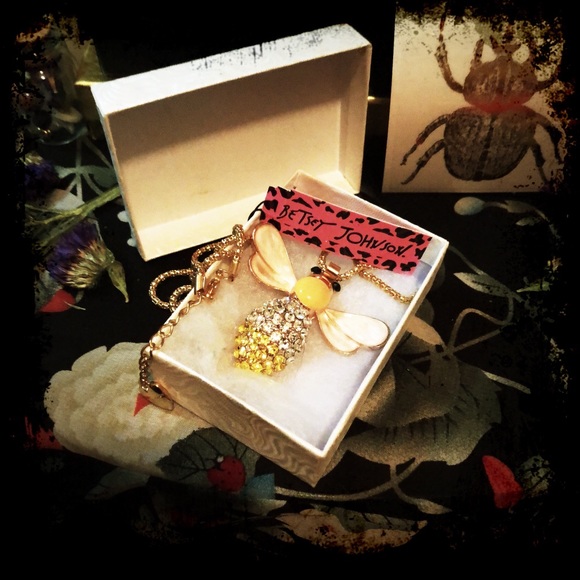 🐝NWT🐝-BETSEY JOHNSON-Rare Long Bee Necklace - Picture 7 of 7